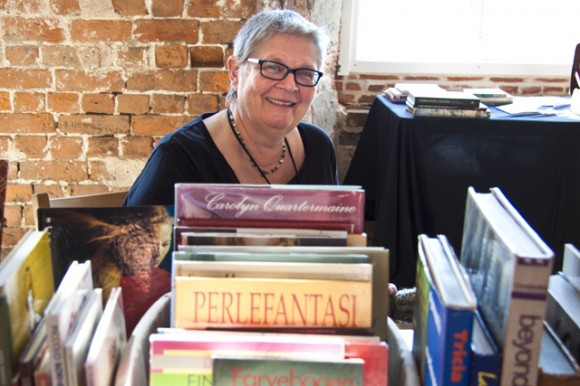 Lisbeth bag masser af bøger – fra "Perlefantasi" over Tricia Guild til Jack Lenor Larsen og Mildred Constantine's klassiker "Beyond Craft – the Art Fabric".  